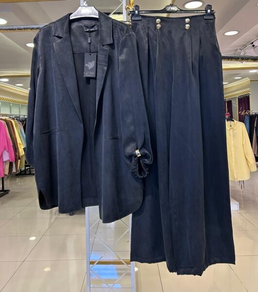 PANTOLONU DÜĞMELİ ASETAT KUMAŞ TAKIM/GHISA