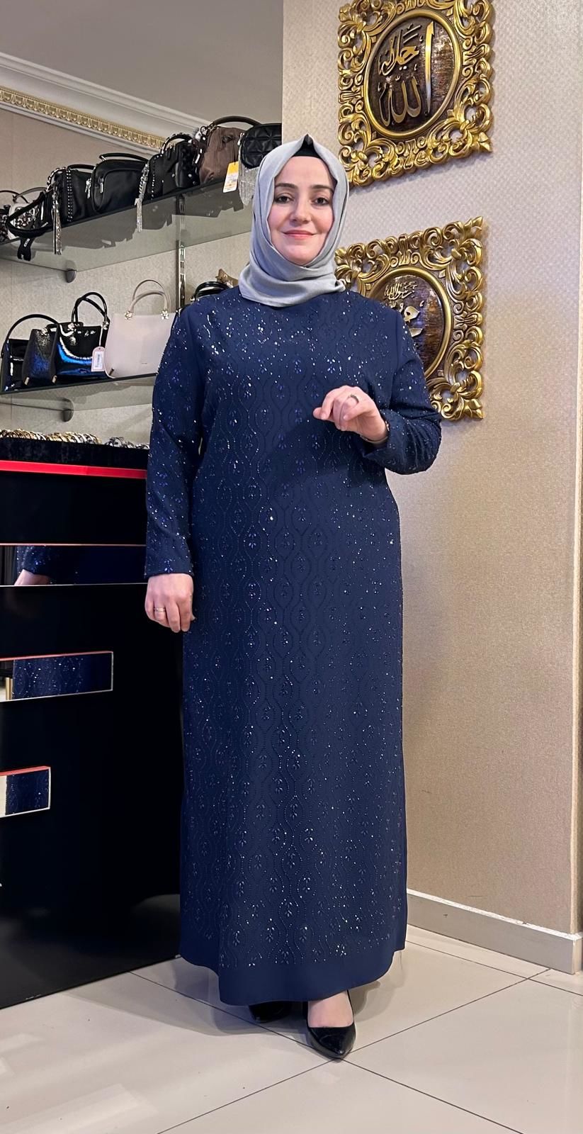 KOLLARI VE ÖNÜ TAŞ İŞLEMELİ ABİYE/TASVİR