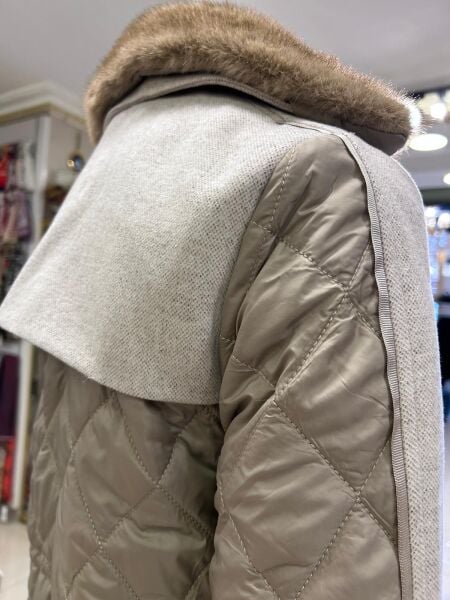 YAKASI KÜRKLÜ KAŞE VE KAPİTONE KOMBİNLİ KABAN /TRENÇ