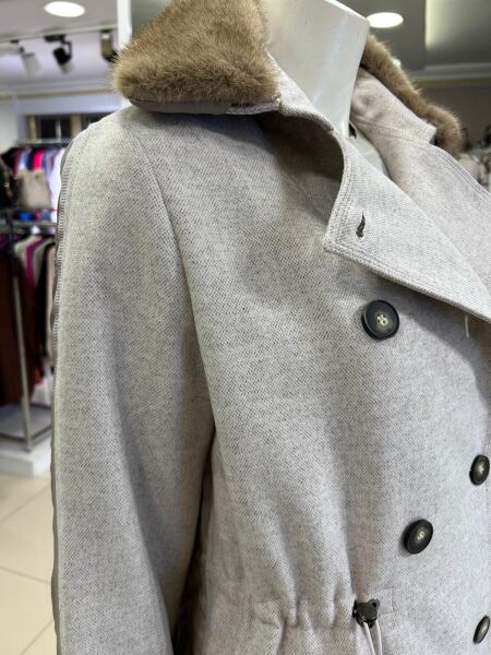 YAKASI KÜRKLÜ KAŞE VE KAPİTONE KOMBİNLİ KABAN /TRENÇ