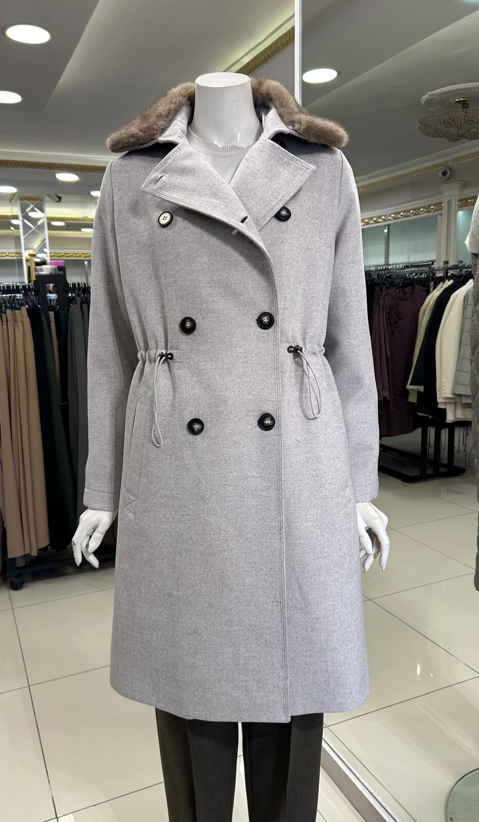 YAKASI KÜRKLÜ KAŞE VE KAPİTONE KOMBİNLİ KABAN /TRENÇ