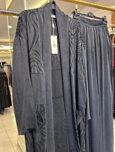 KENDİNDEN DESENLİ HIRKALI İPEK CUPRA TAKIM/ TIĞTRİKO