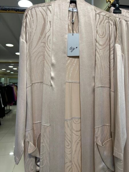 KENDİNDEN DESENLİ HIRKALI İPEK CUPRA TAKIM/ TIĞTRİKO