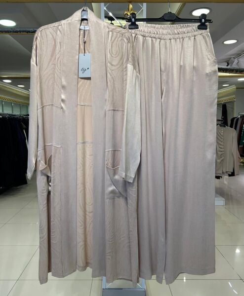 KENDİNDEN DESENLİ HIRKALI İPEK CUPRA TAKIM/ TIĞTRİKO