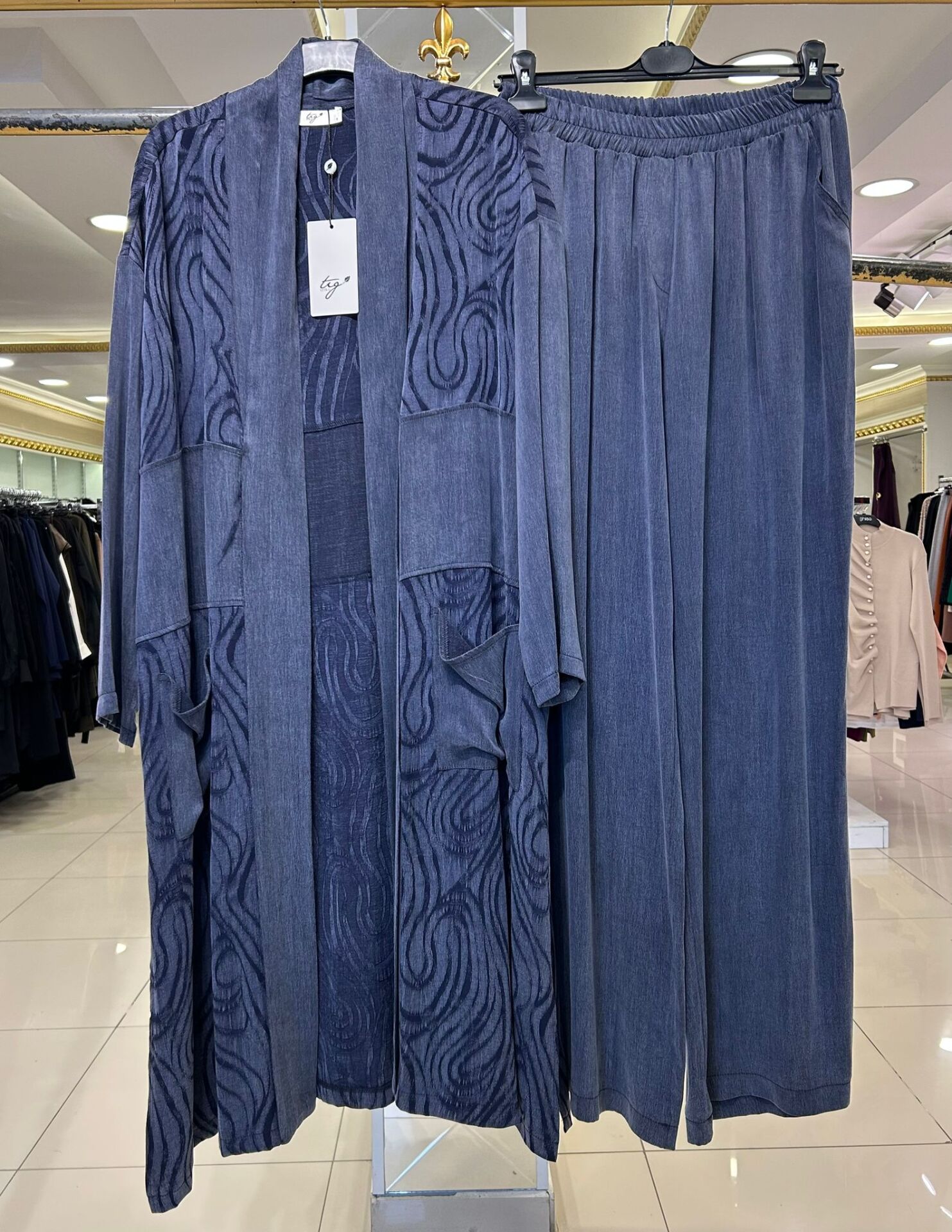 KENDİNDEN DESENLİ HIRKALI İPEK CUPRA TAKIM/ TIĞTRİKO