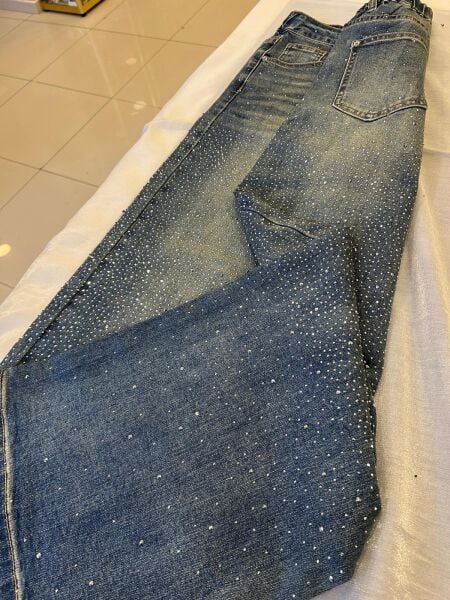 TAMAMI TAŞ İŞLEMELİ BOL PAÇA KOT PANTOLON/GHISA