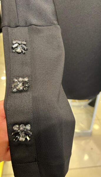 KOLLARI TAŞ İŞLEMELİ DÖKÜMLÜ BLUZ /FUAT GÜRŞEN