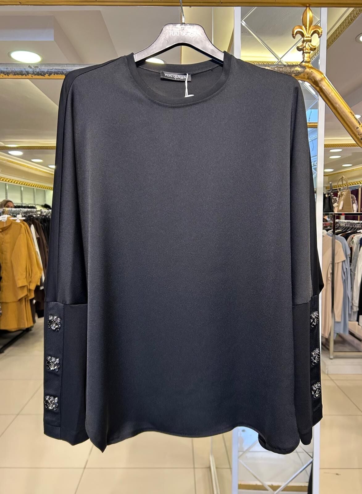 KOLLARI TAŞ İŞLEMELİ DÖKÜMLÜ BLUZ /FUAT GÜRŞEN