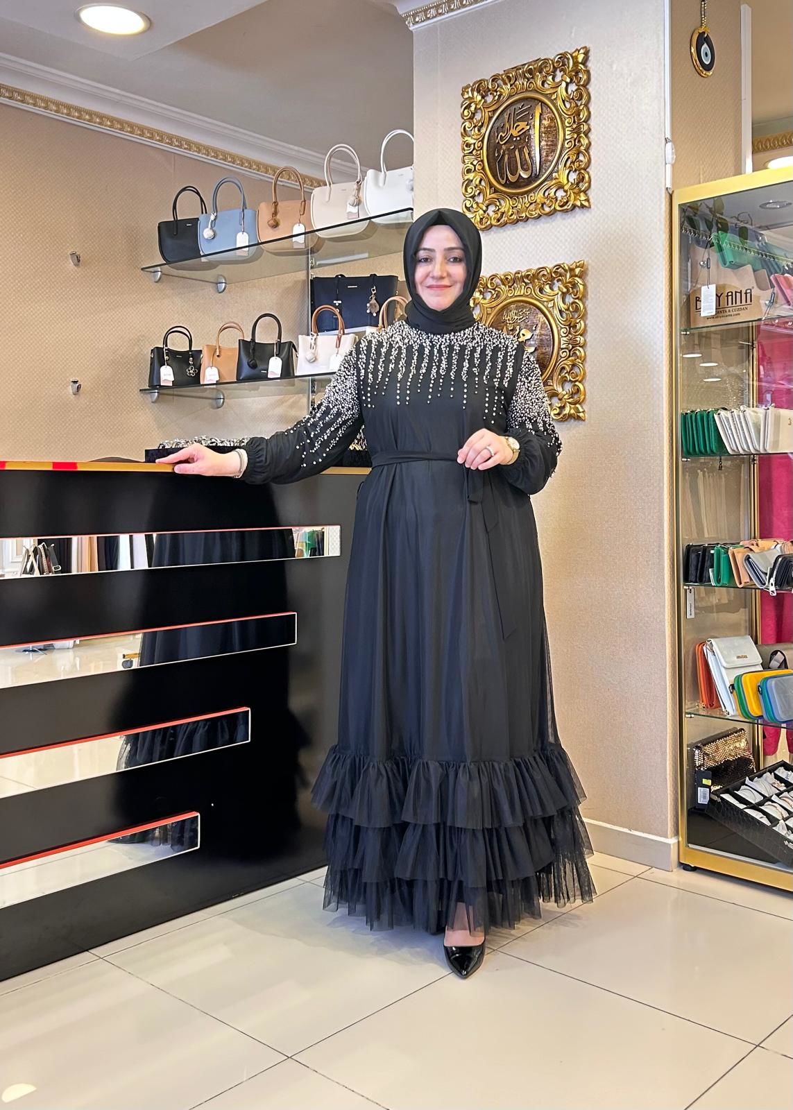 İNCİ VE TAŞ İŞLEMELİ FIRFIRLI ELBİSE SİYAH/ TASVİR