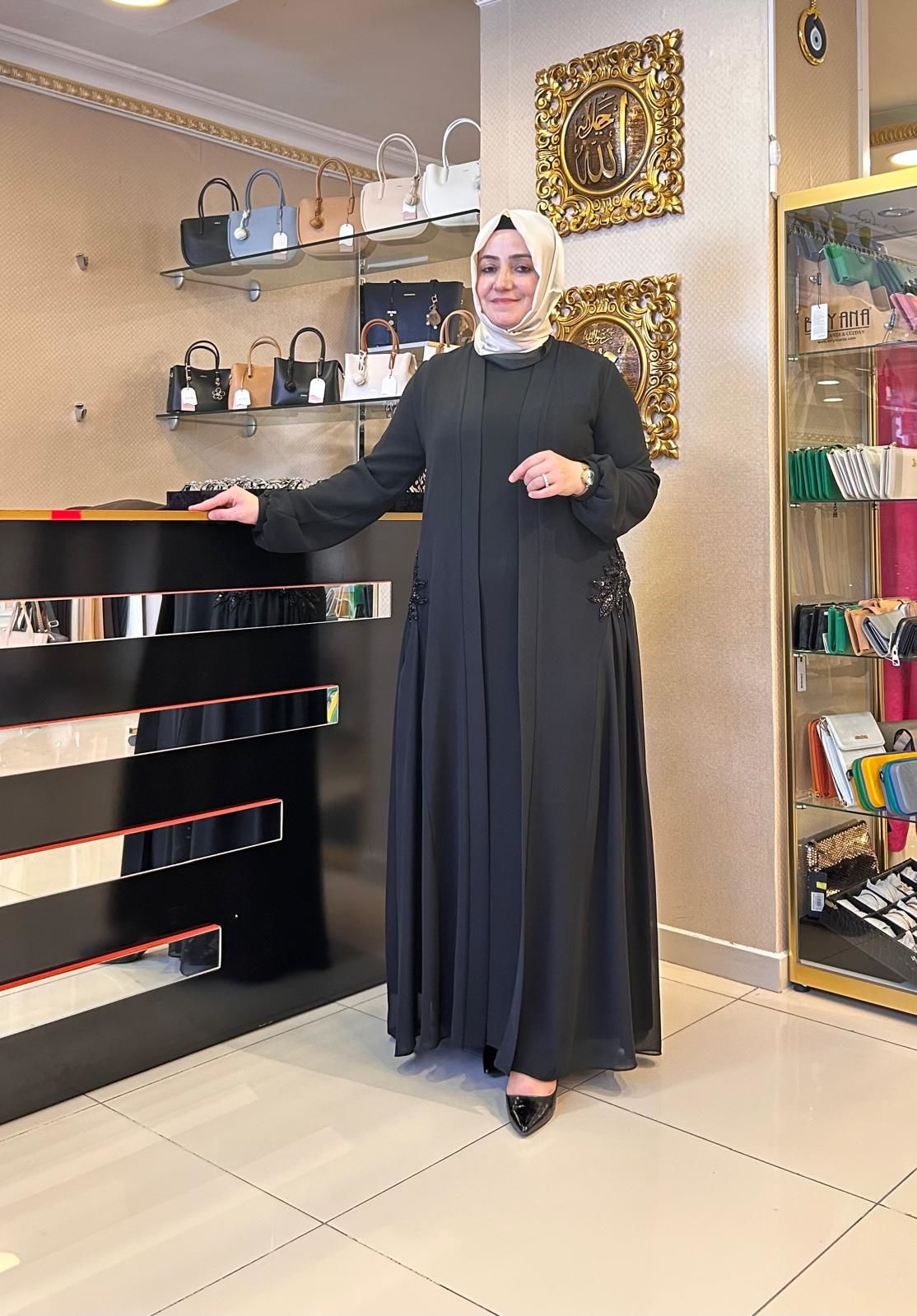 NURCAN ÇETİN/ ETEĞİ AKSESUAR VE ŞİFON DETAYLI ABAYA TAKIM