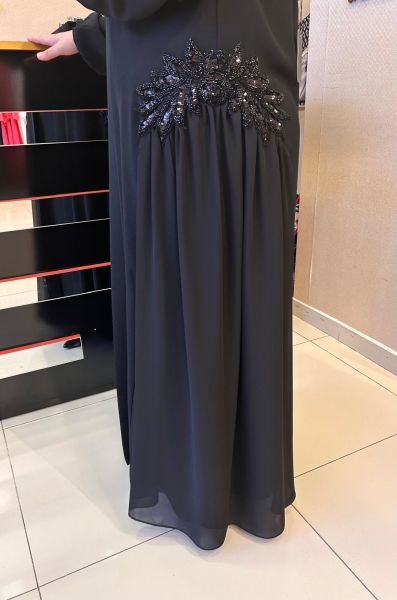 NURCAN ÇETİN/ ETEĞİ AKSESUAR VE ŞİFON DETAYLI ABAYA TAKIM