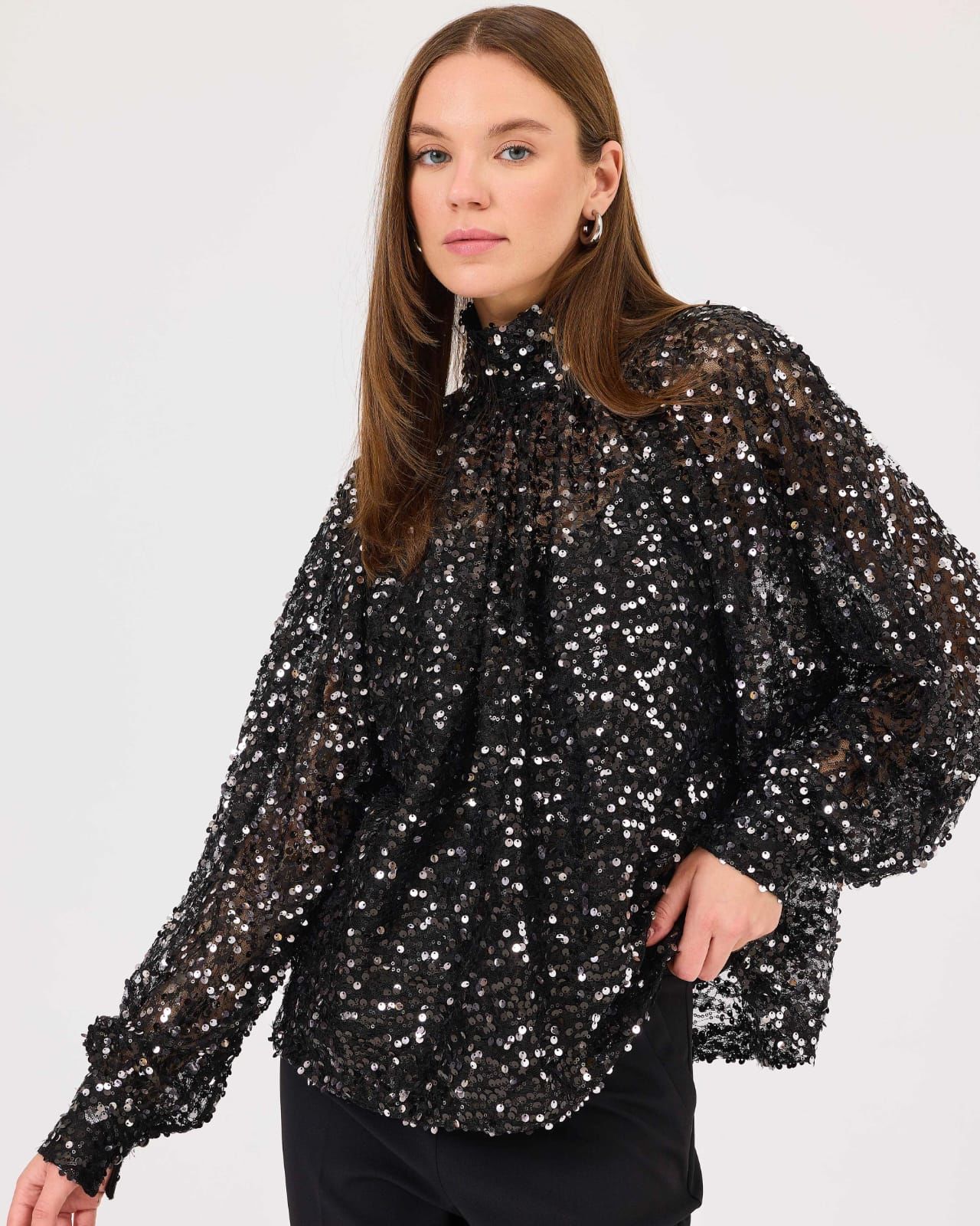 DİK YAKA YARASA KOLLU PAYETLİ BLUZ/SEÇİL