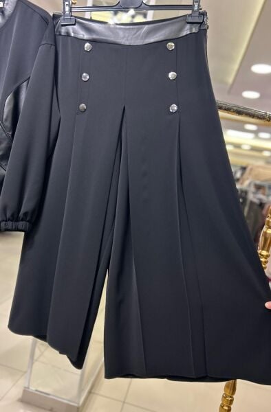 İCLAL SUNİ DERİ DTY. ETEKPANTOLONLU TAKIM/ MÜSEMMA