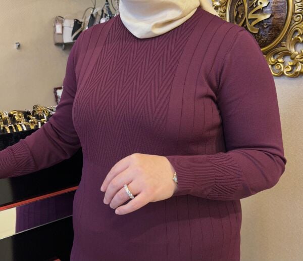 ÜZERİ KENDİNDEN DESENLİ MERSERİZE KALEM ELBİSE /NUSS