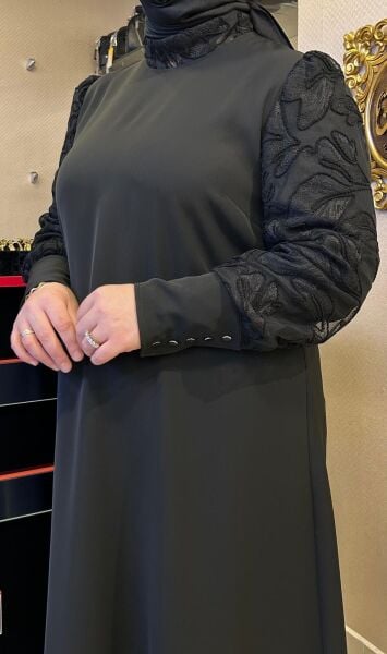 KOLLARI VE YAKASI İŞLEMELİ ALARA ELBİSE/MÜSEMMA