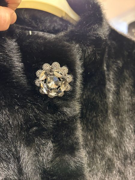 YAKASI BROŞLU KÜRK KABAN/TIĞTRİKO