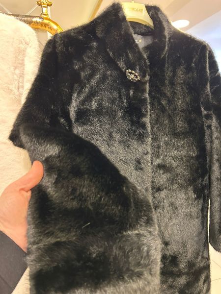 YAKASI BROŞLU KÜRK KABAN/TIĞTRİKO