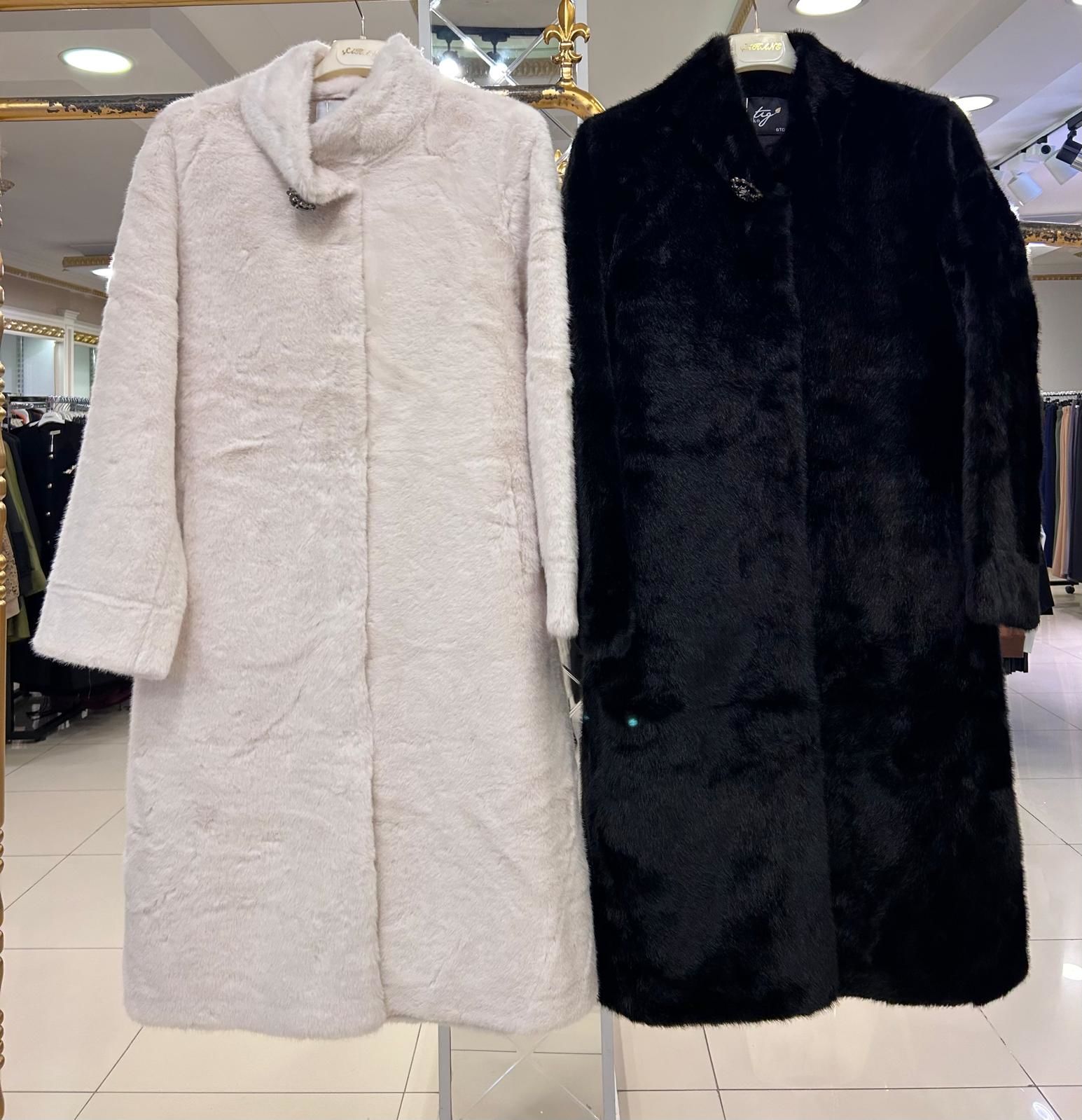 YAKASI BROŞLU KÜRK KABAN/TIĞTRİKO