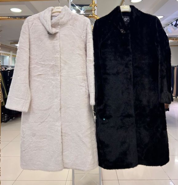 YAKASI BROŞLU KÜRK KABAN/TIĞTRİKO