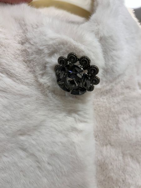 YAKASI BROŞLU KÜRK KABAN/TIĞTRİKO