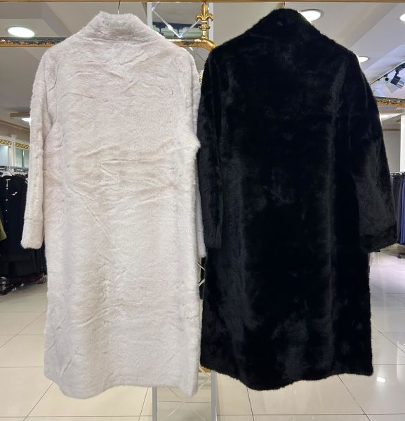 YAKASI BROŞLU KÜRK KABAN/TIĞTRİKO