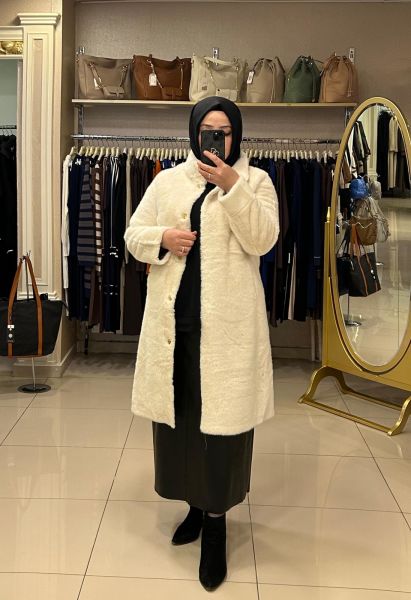 YAKASI BROŞLU KÜRK KABAN/TIĞTRİKO