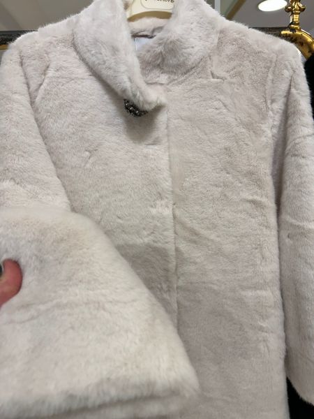 YAKASI BROŞLU KÜRK KABAN/TIĞTRİKO